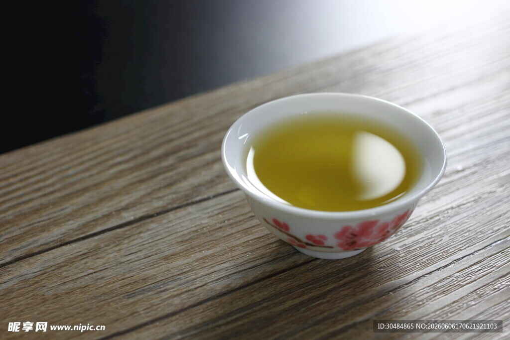 中式茶杯中的清绿茶汤