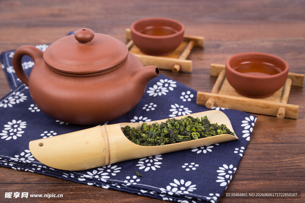 传统茶具与茶叶的雅致组合