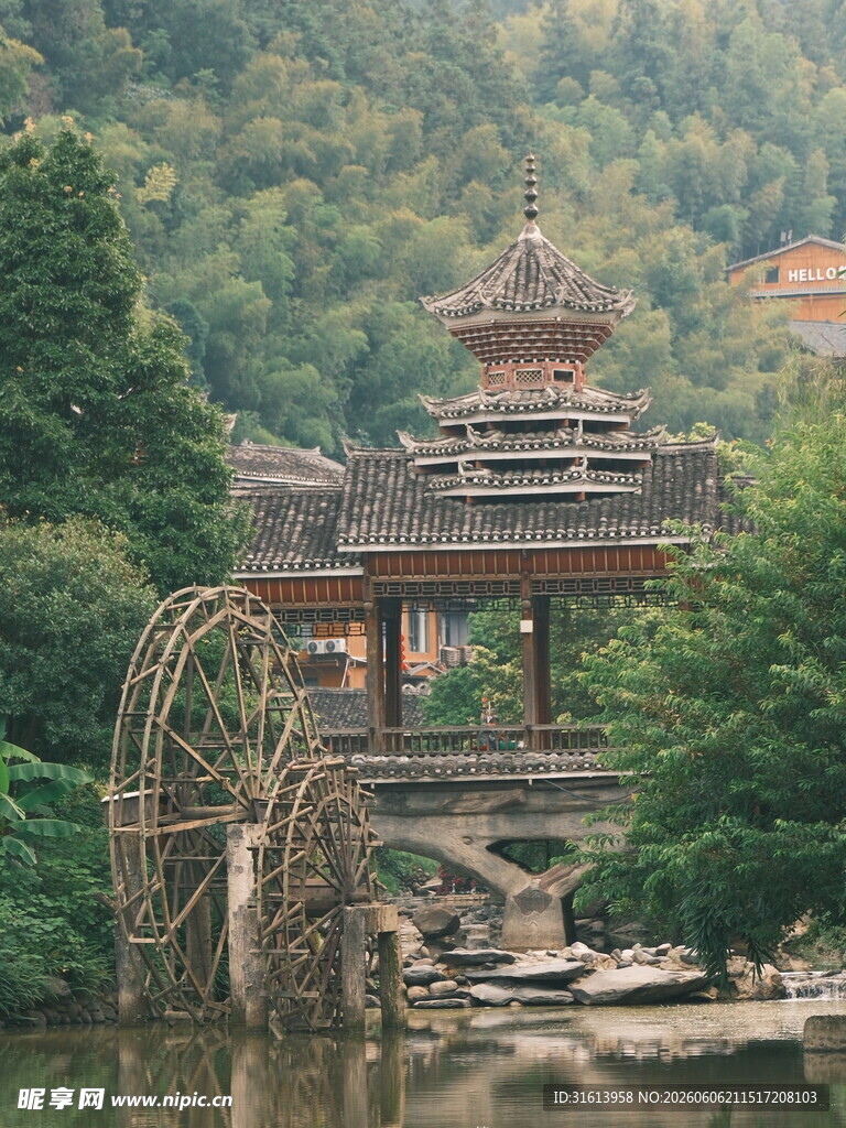 山水间的古韵景致与水车