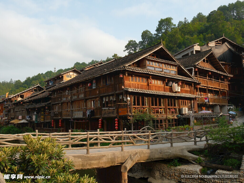 古朴侗族村寨建筑景观