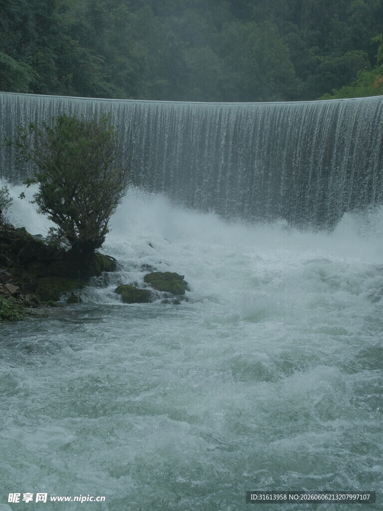 山间瀑布湍急水流景象