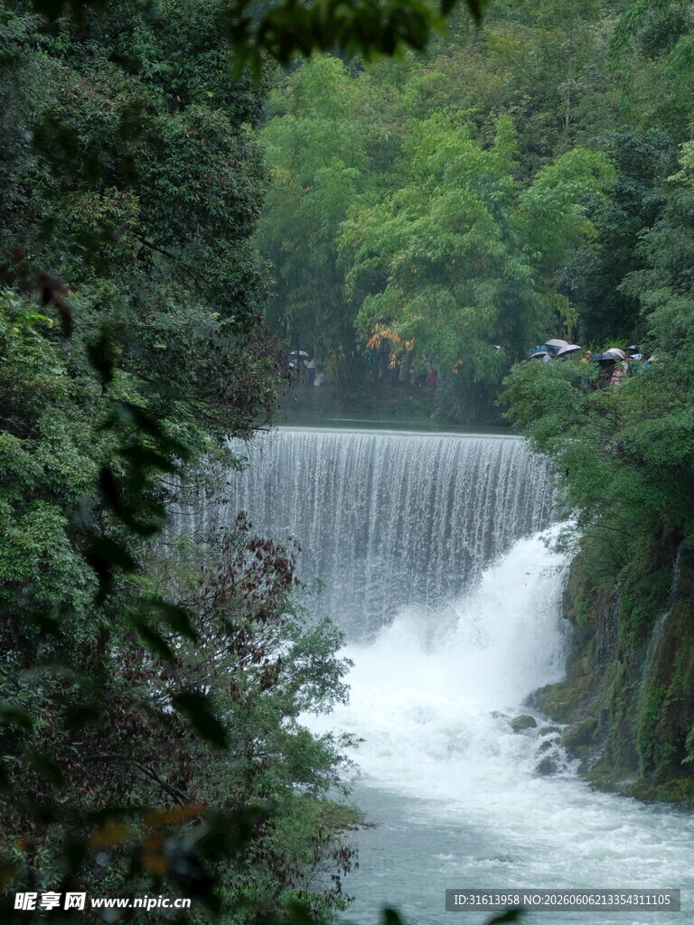 山间瀑布美景