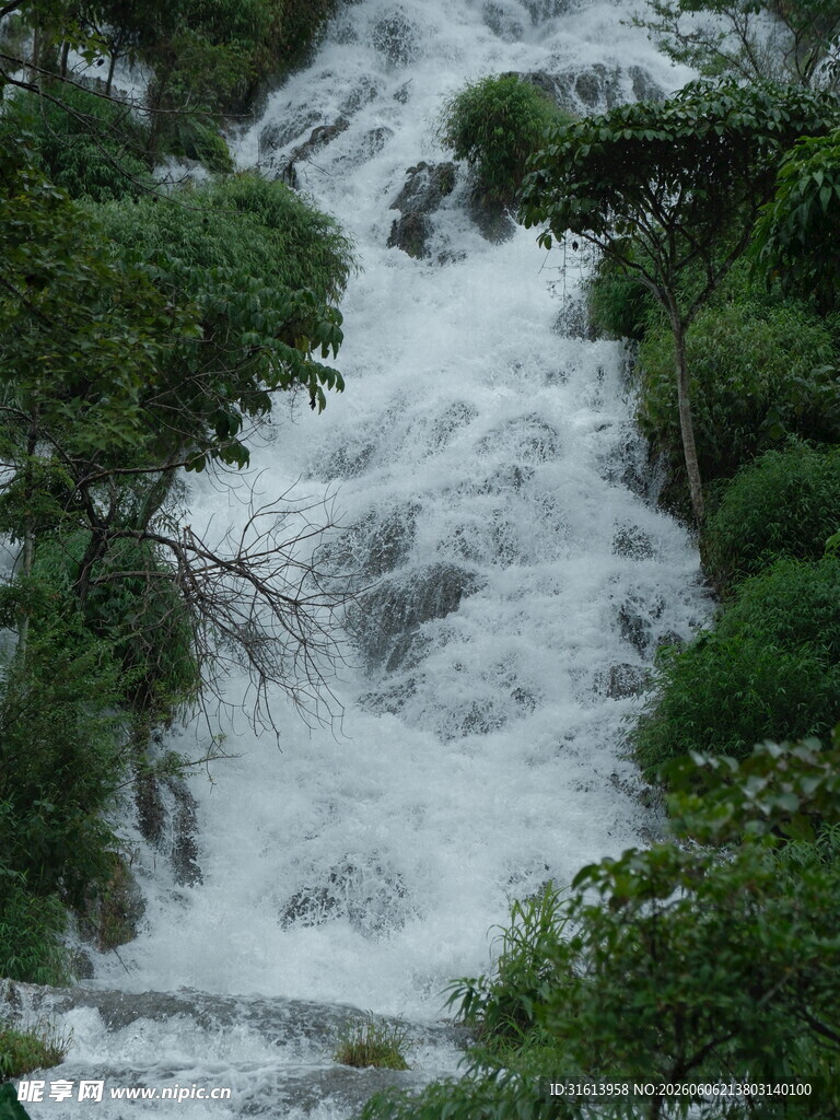 山间瀑布流水景观