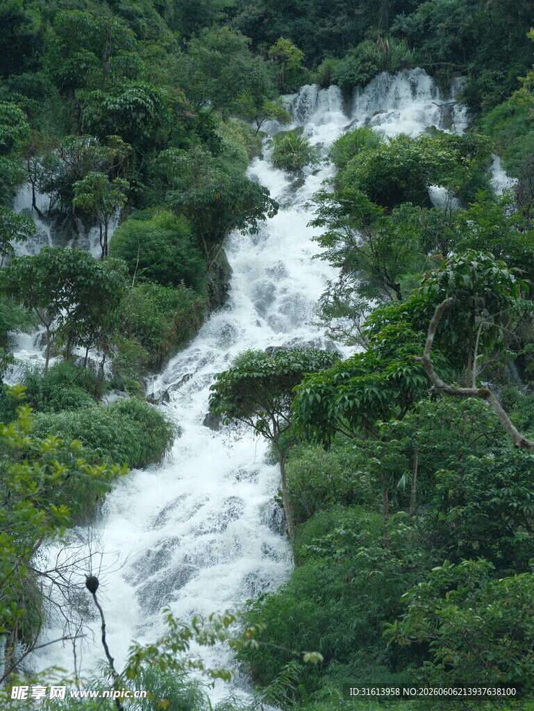 山林间的湍急瀑布景观