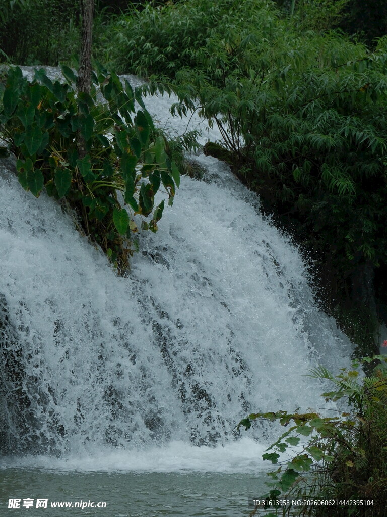 山间小瀑布景观