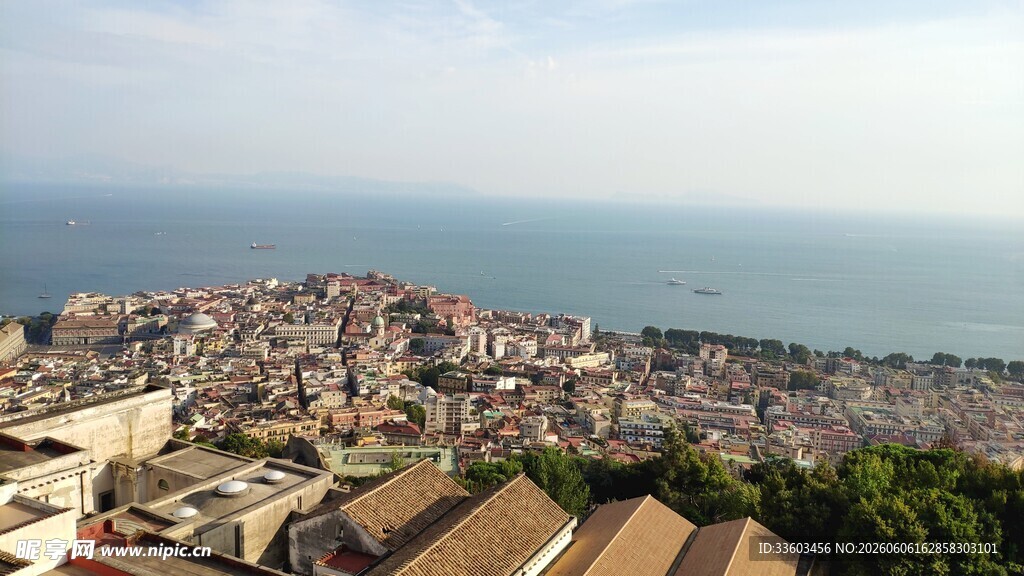 俯瞰海滨城镇风光