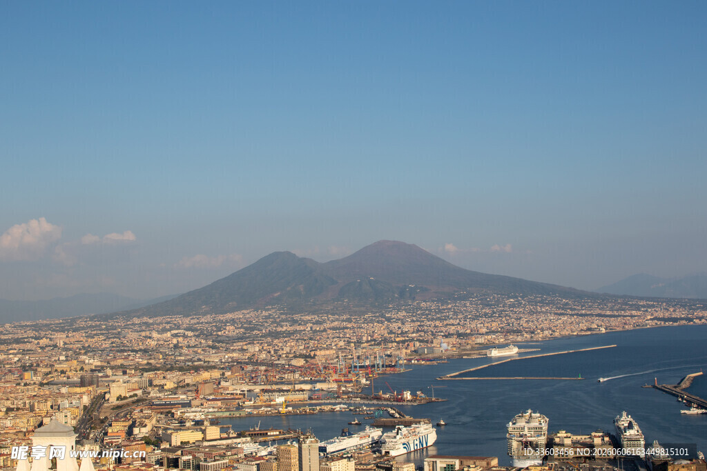 那不勒斯城市与远山景观