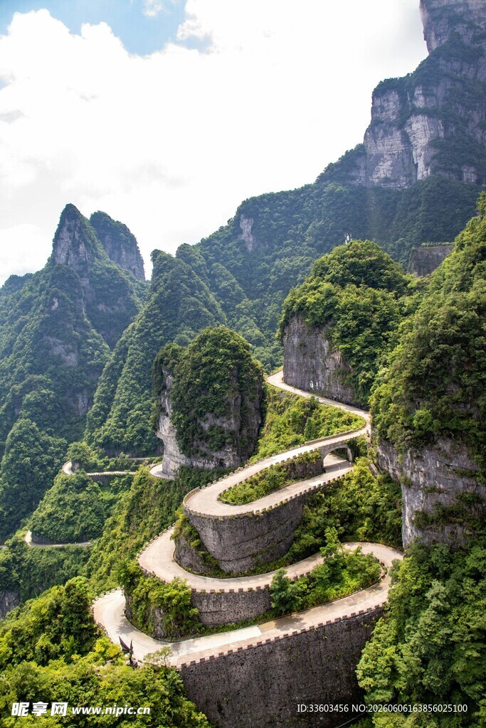 山间蜿蜒盘旋的壮美公路