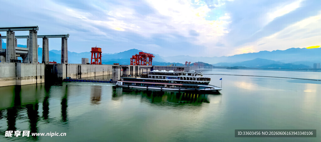 湖畔码头美景