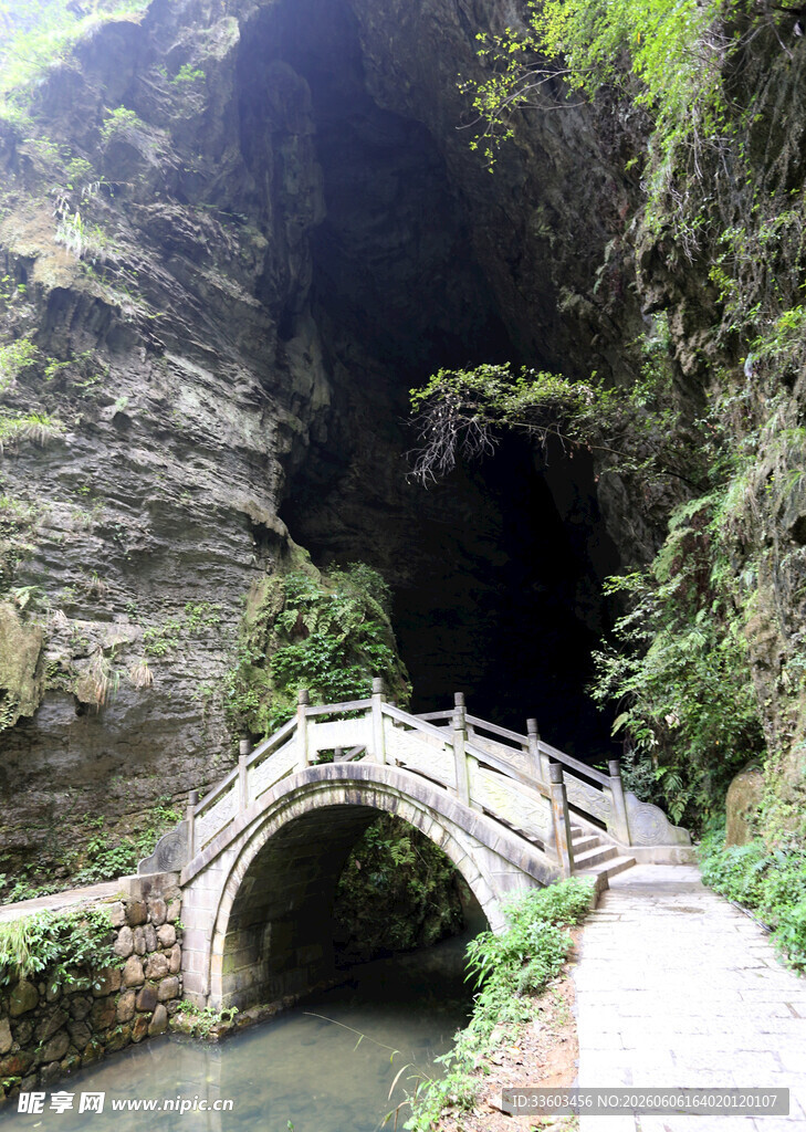 山间石桥横跨清幽峡谷