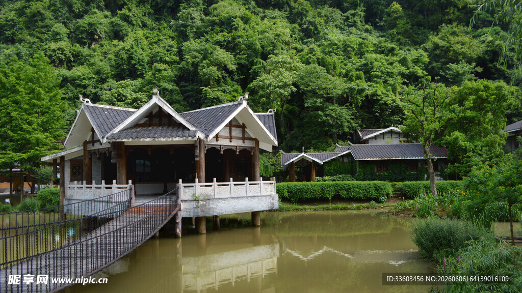 湖畔中式小屋清幽景致