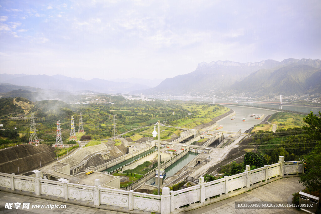 俯瞰山间施工场景