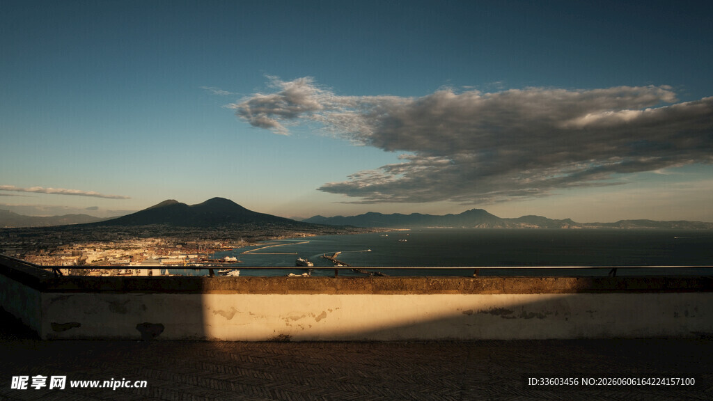 海边暮色下的壮丽山海景