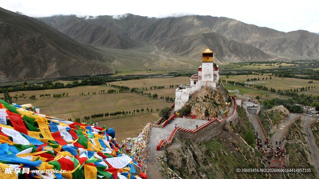 藏区山间经幡与白塔景观