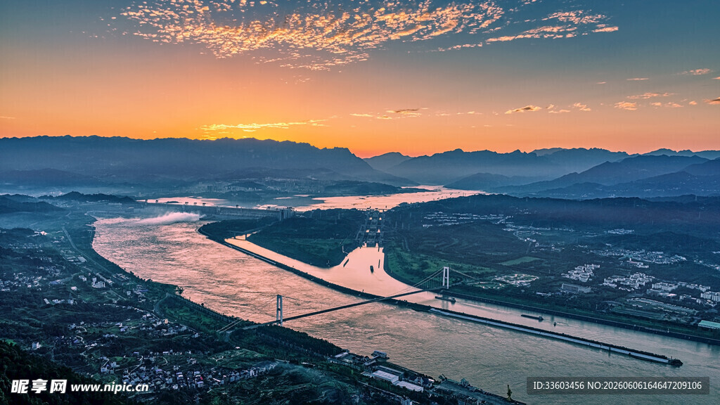夕阳下蜿蜒河流壮美风光