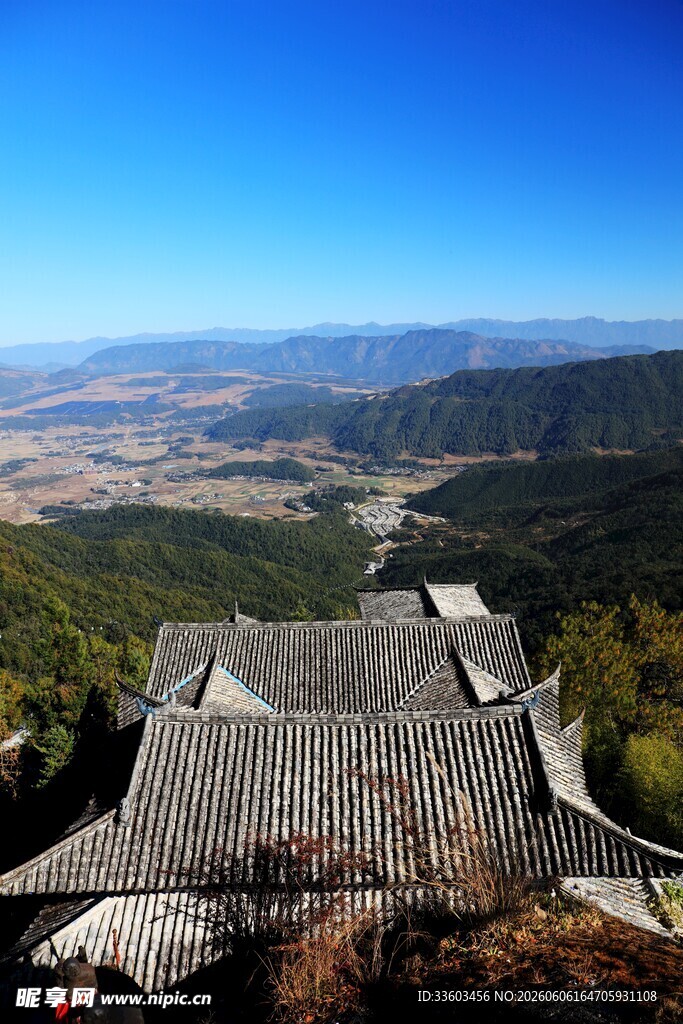 山顶古建俯瞰壮丽风光