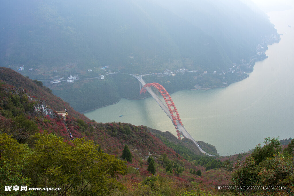 壮丽山水间的跨江大桥