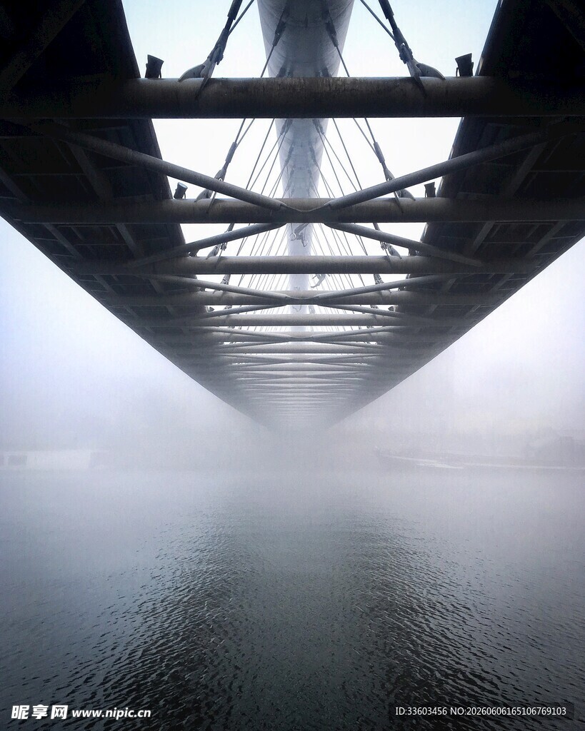 雾中桥梁钢架结构美景