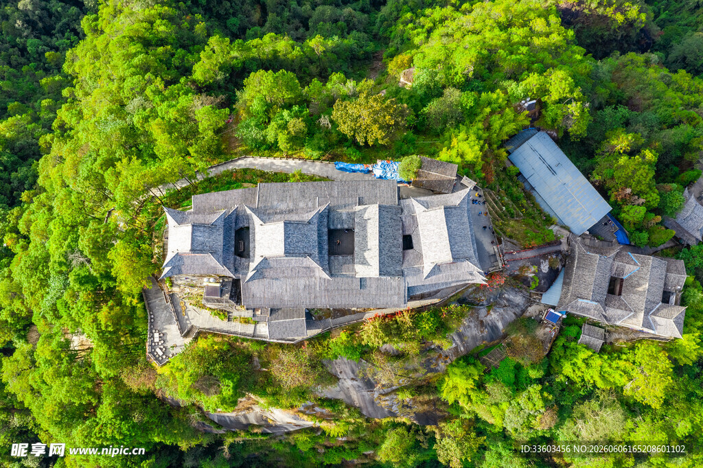 山林中的别致建筑