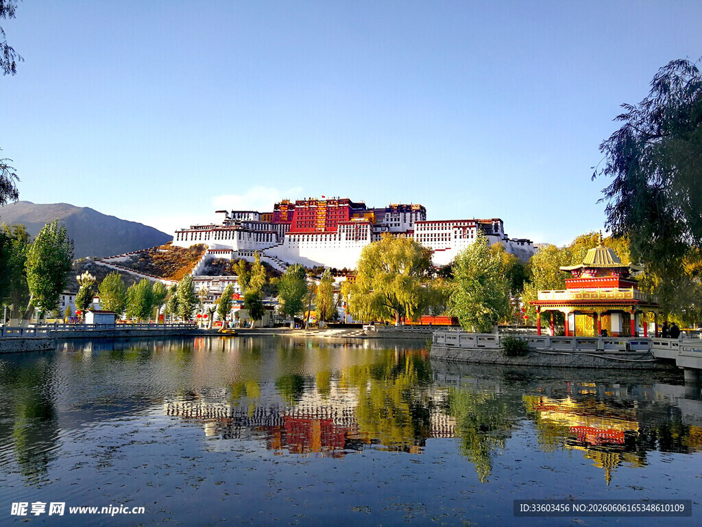 布达拉宫湖畔美景