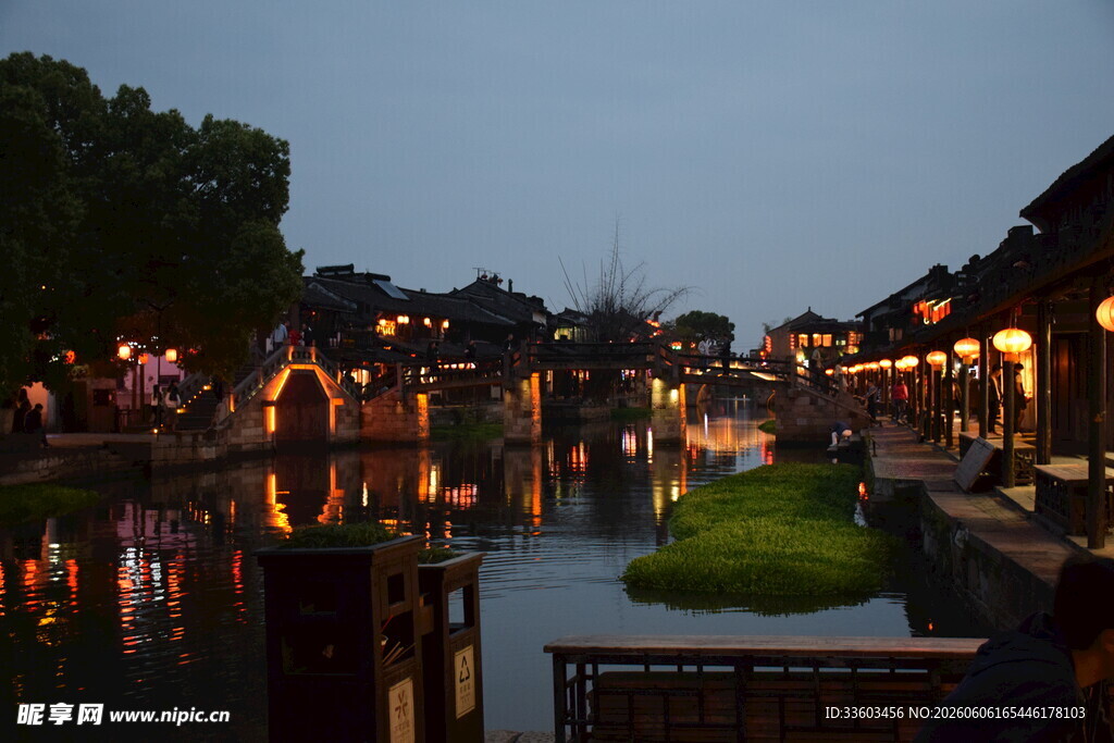 水乡夜景灯火璀璨映河道