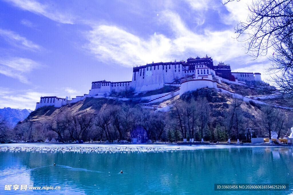 布达拉宫湖畔美景