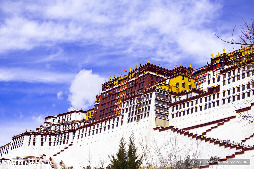 壮丽布达拉宫蓝天白云下
