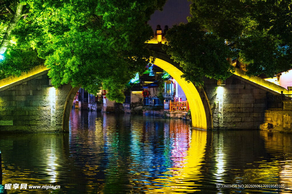 江南水乡夜景拱桥映碧波