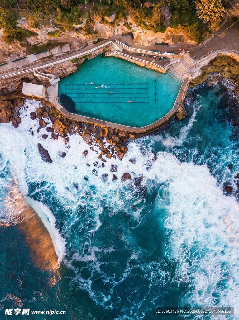 海边悬崖上的蓝色泳池