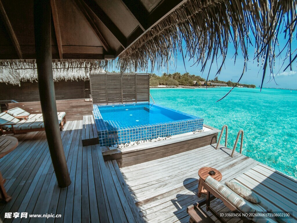 海边度假小屋的泳池美景