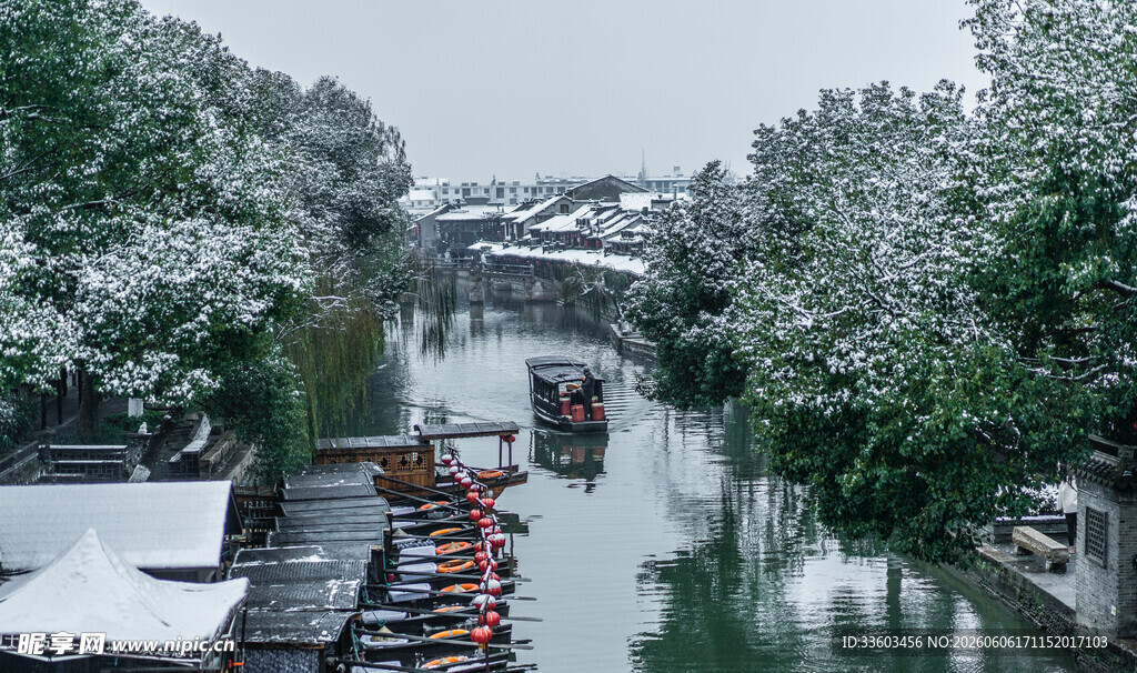 江南雪景中的静谧水乡河道