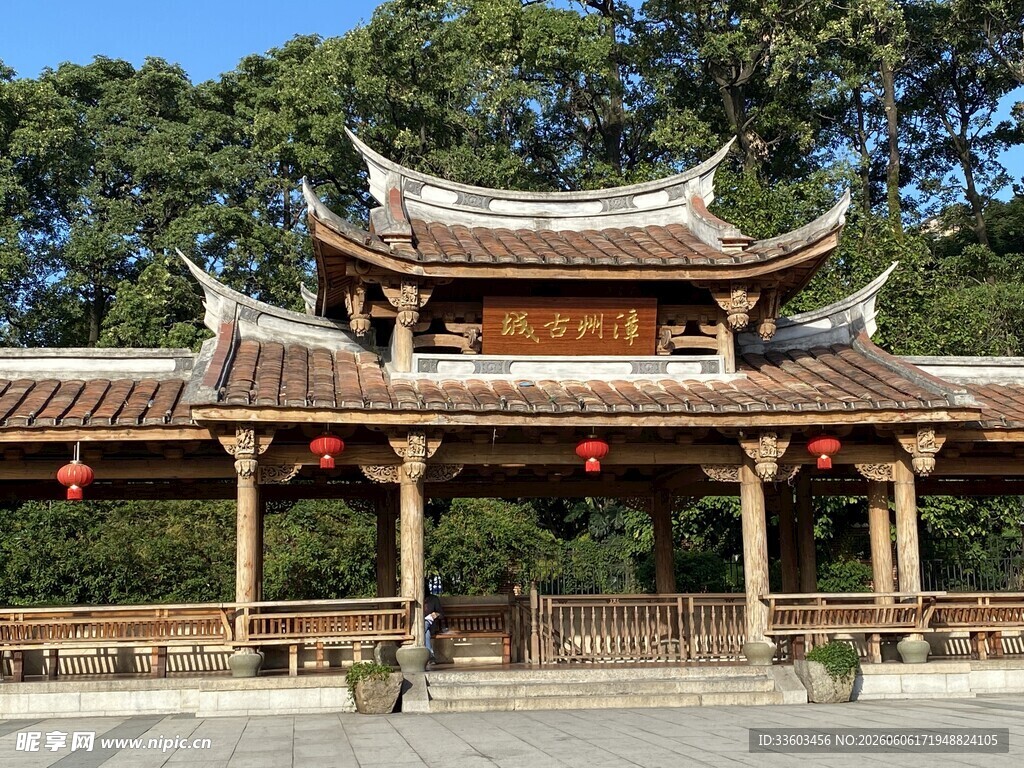 中式古牌坊尽显传统韵味