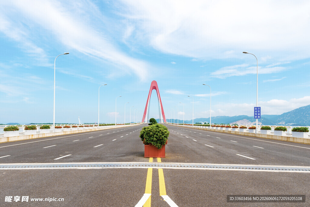 道路上的拱门绿植景观