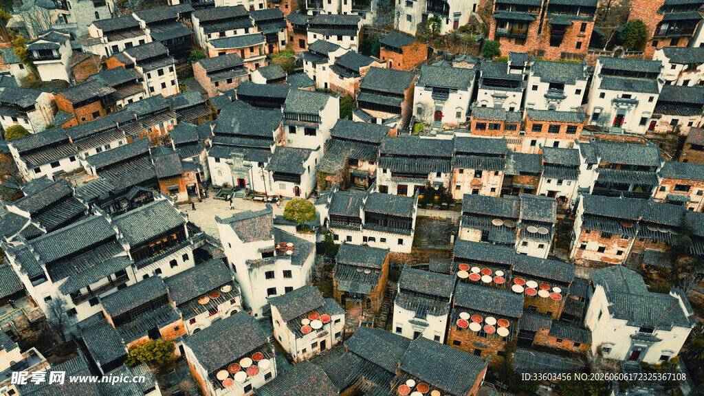 俯瞰错落有致的城市建筑