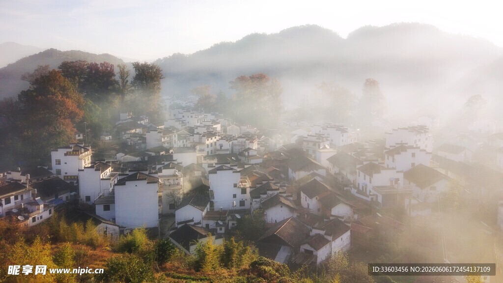 山间雾绕的静谧村落