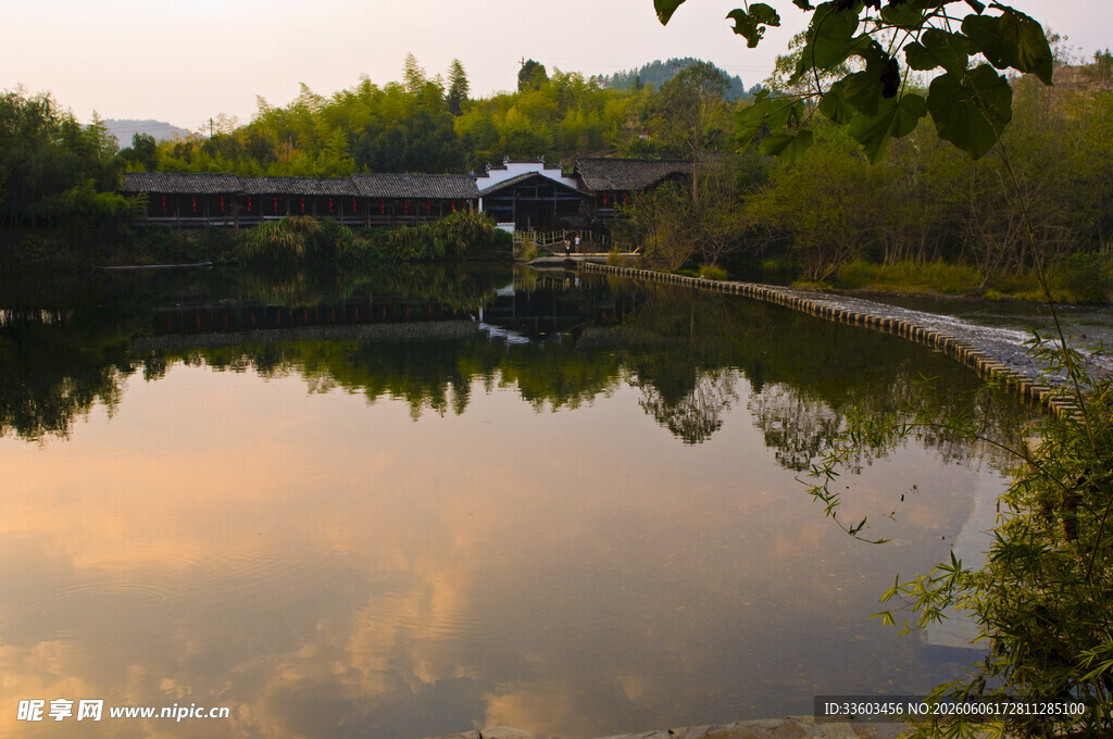 湖畔黄昏美景