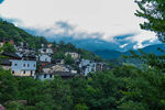 山间村落云雾缭绕的美景