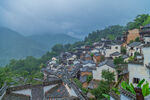 山间古村落云雾缭绕之景