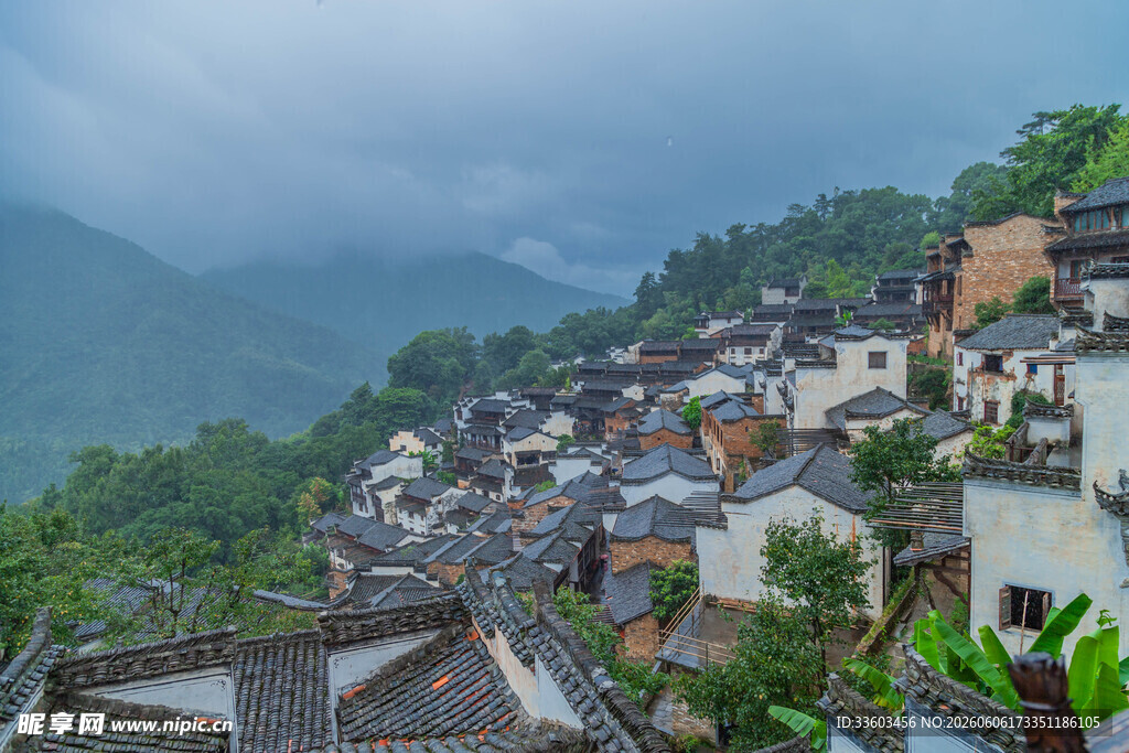 山间古村落云雾缭绕之景