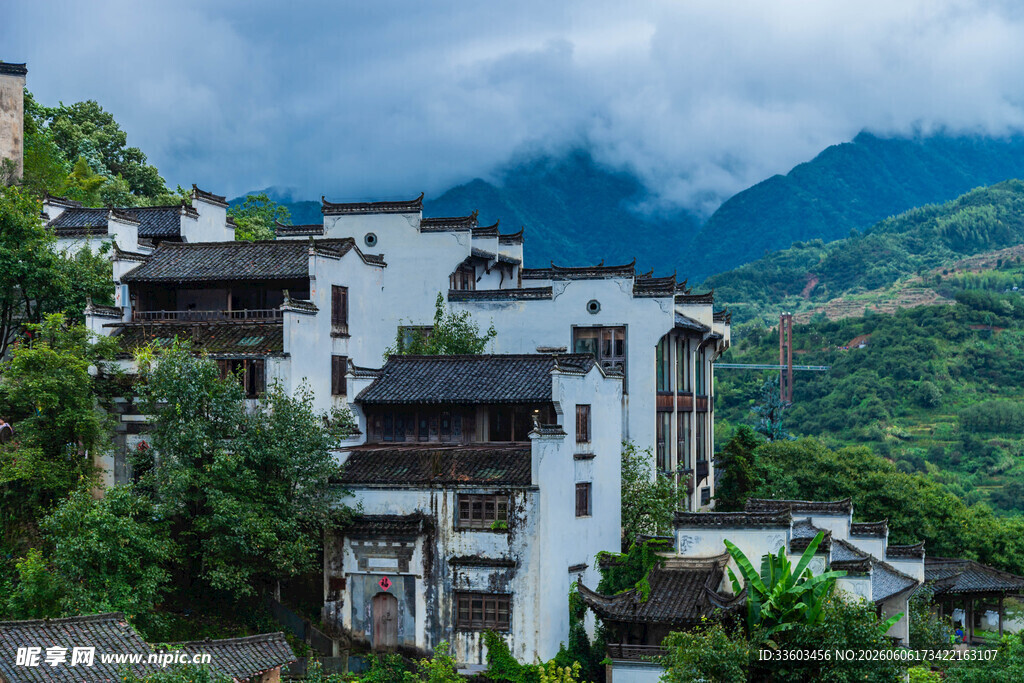 山间白墙黑瓦的雅致民居