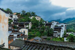 山间村落古朴建筑与云雾