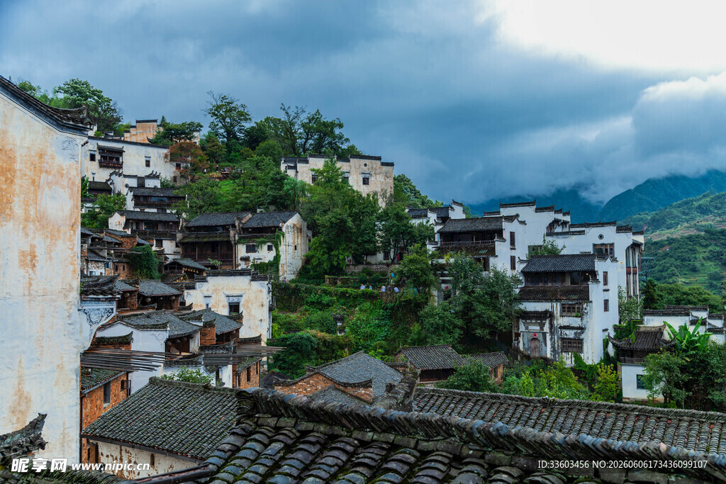 山间村落古朴建筑与云雾