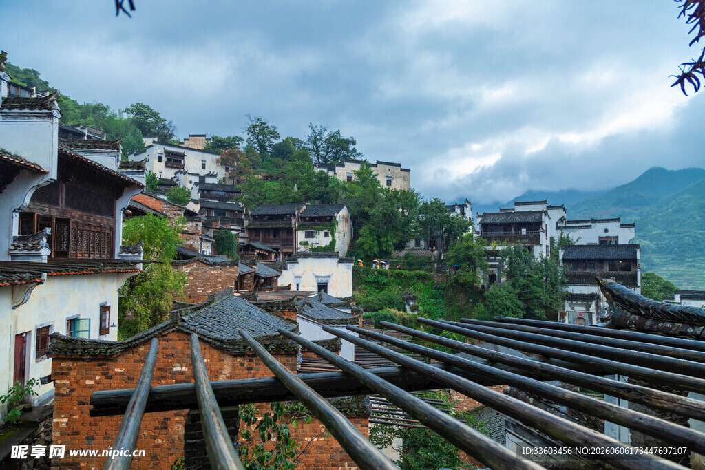 徽派村落屋顶与远山景致