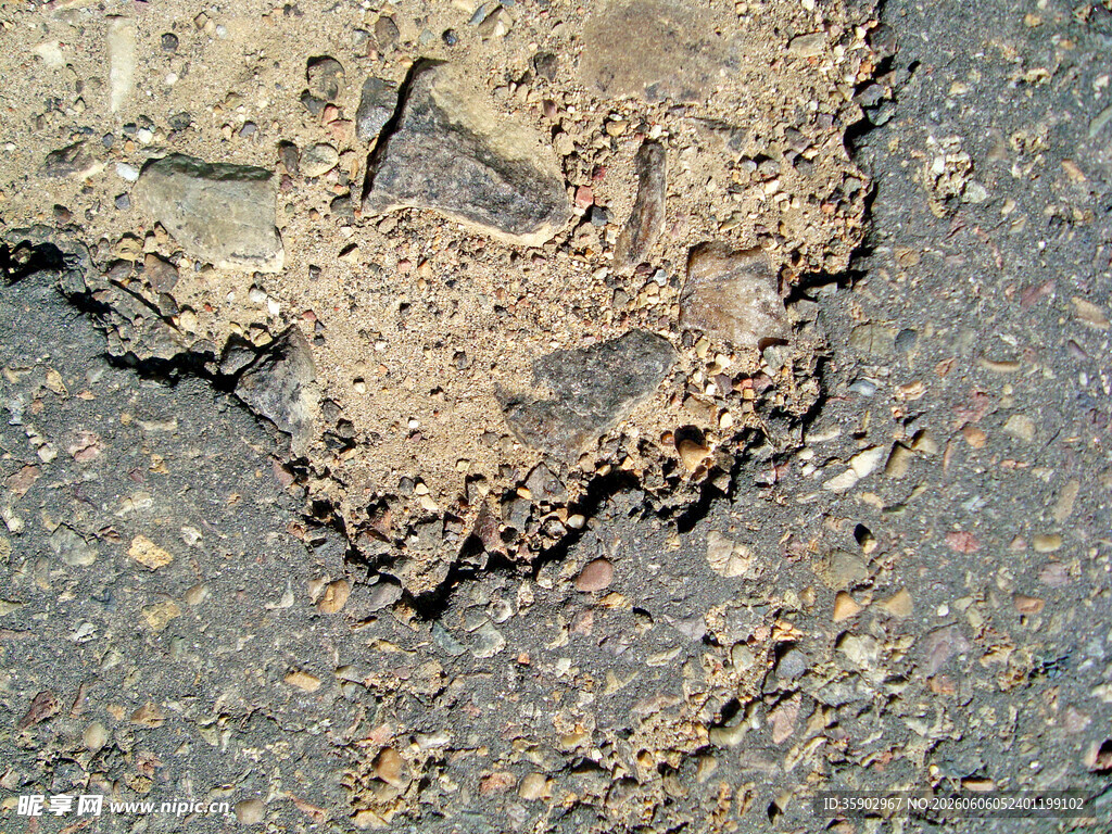 路面破损痕迹