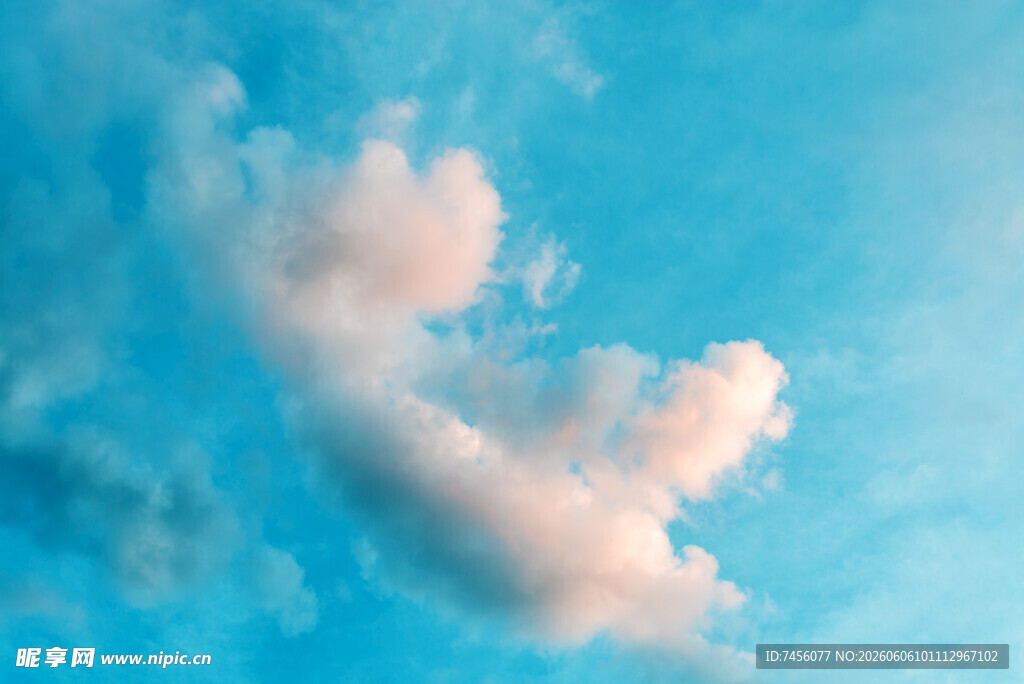 蓝天中的梦幻云朵