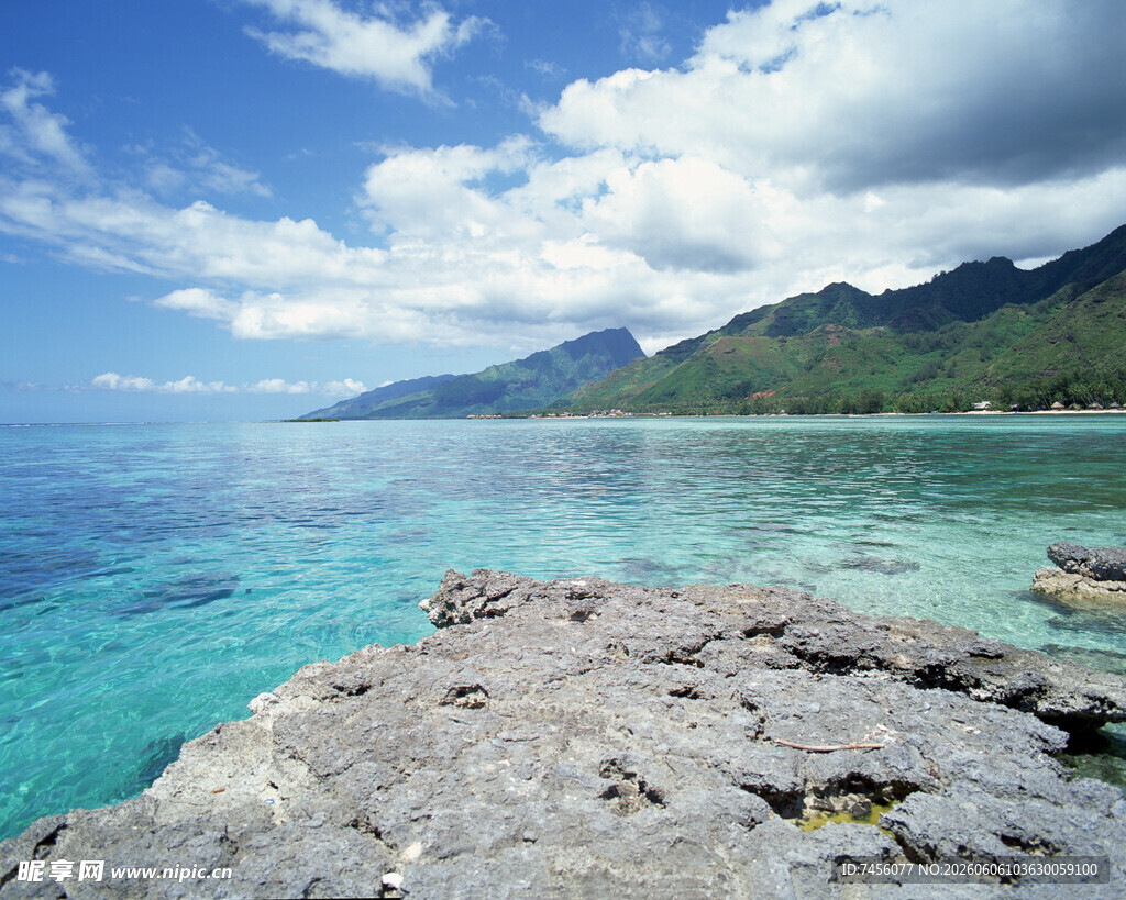 海边岩石与清澈碧海蓝天