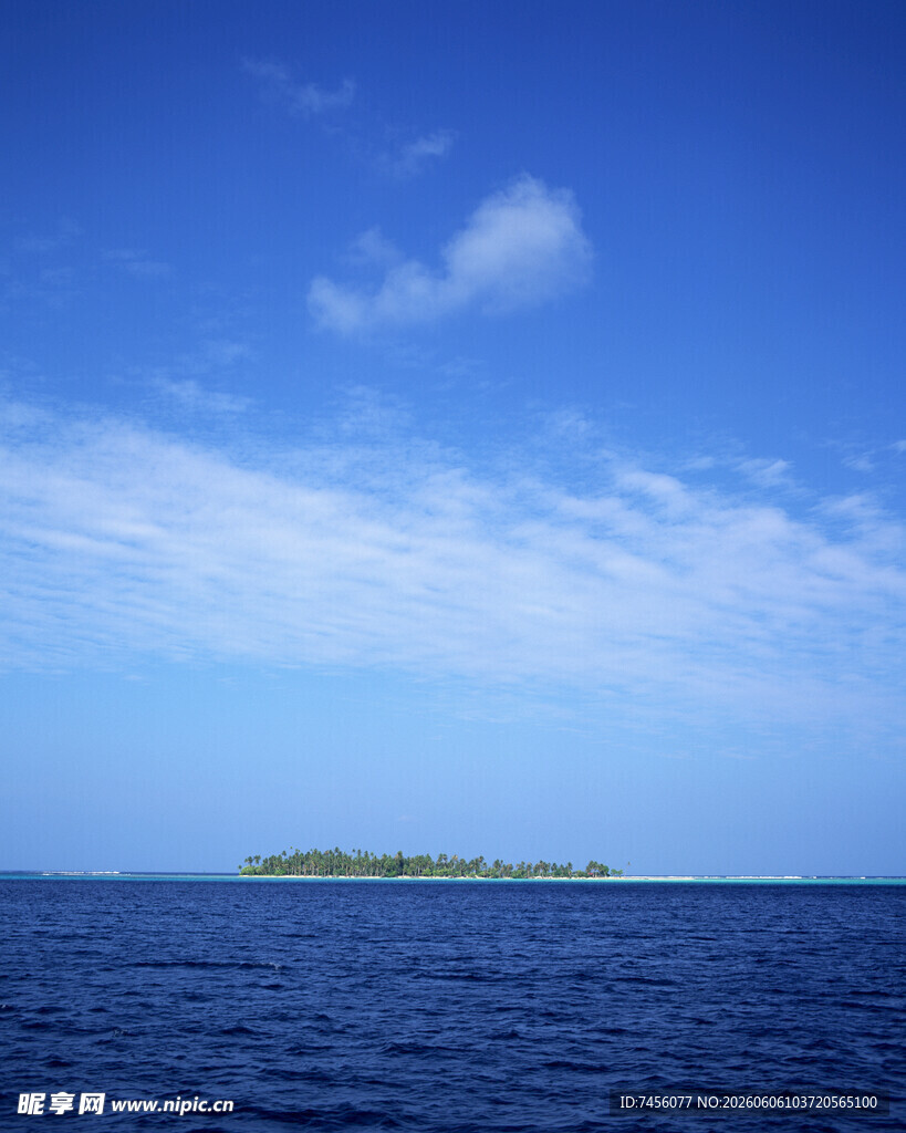 海上孤岛蓝天白云下的美景