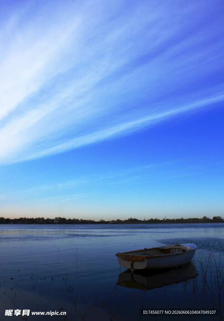 湖畔孤舟蓝天碧水美景