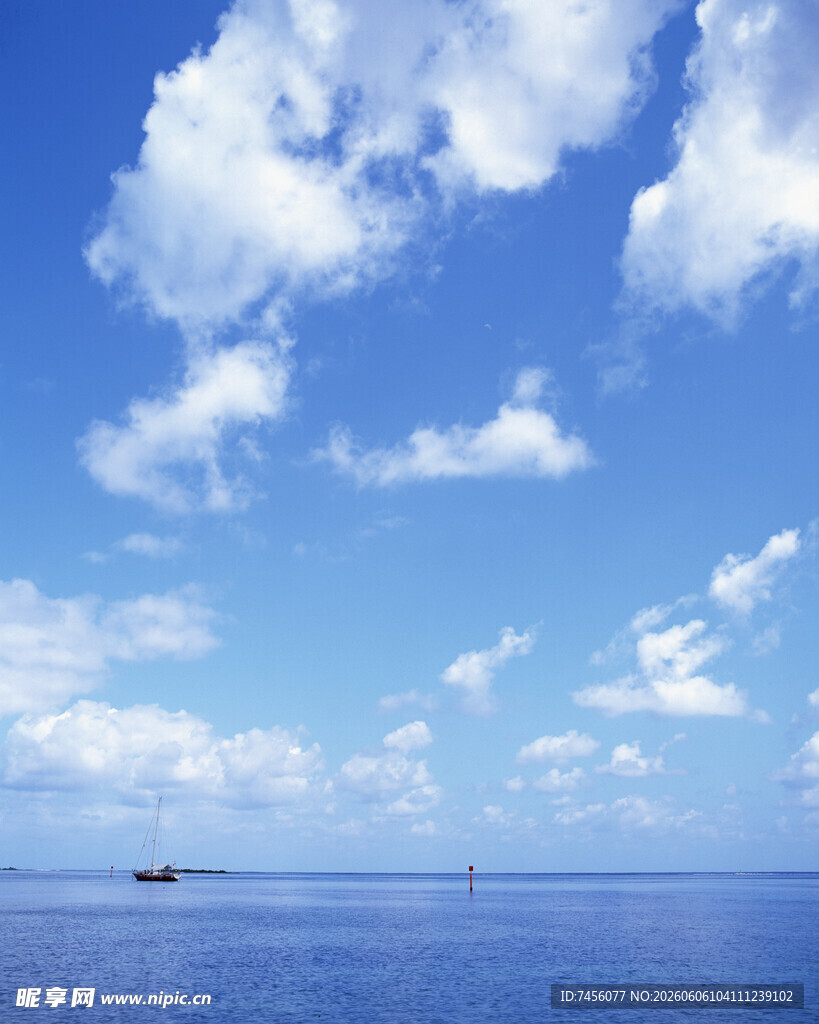 蓝天碧海间的宁静美景
