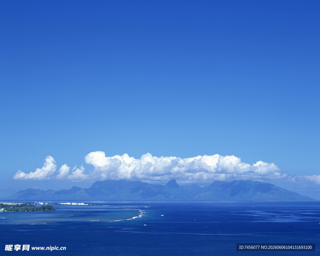 碧海蓝天中的云朵景观